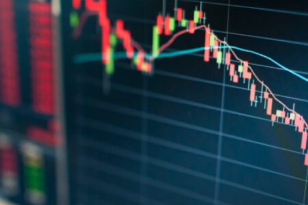 機構減倉潮來襲？微策略股價高點腰斬，灰度比特幣信託基金折價率擴大至 13.5%