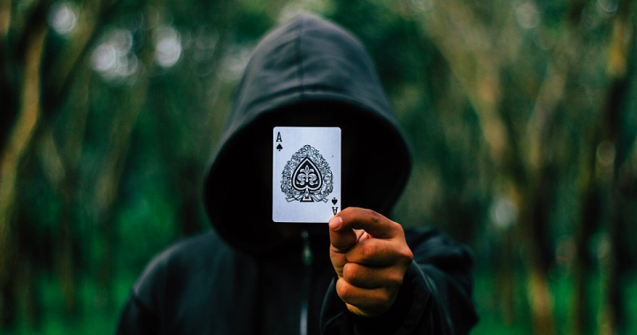 彭博社估算趙長鵬淨資產約 960 億美金，鉅額財富皆源於一場撲克遊戲