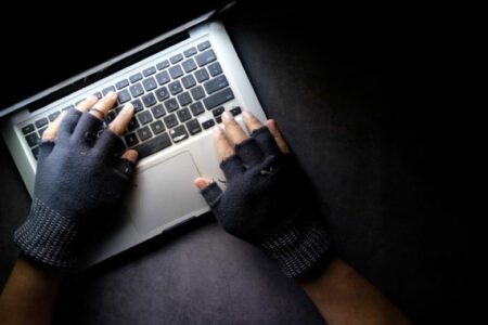 零成本獲利 1 億美元，目瞪口呆的穩定幣套利策略