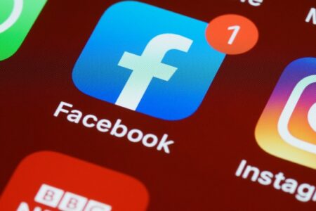 祖克柏胞姊稱 Web3 元宇宙分裂且混亂，保持部分中心化保護層的 Web 2.7 更好