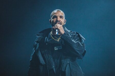 破除魔咒？Drake 在超級盃賭注中淨賺超 50 萬美元的比特幣