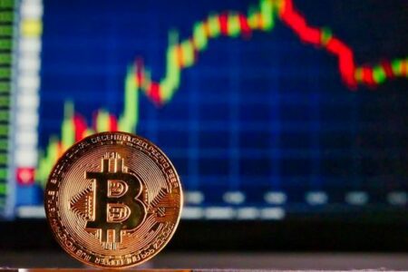 比特幣今晨下殺跌破 83,000 美元！輝達 Q4 財報強勁，助 BTC 守住防線