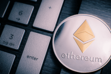 企業持幣數量緊追 ETF！渣打分析師：NAV 倍數已回穩，ETH 儲備股比 ETF 更值得投資