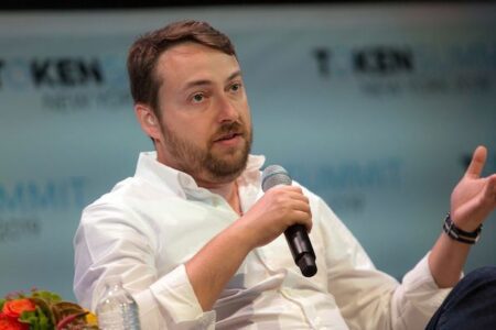 DeFi 教父 203 萬美元控盤美股公司，管理層掀起反擊戰