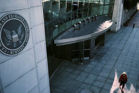 在加密貨幣訴訟案中遭法官批評「不實陳述、濫用權力」，兩名 SEC 律師引咎辭職