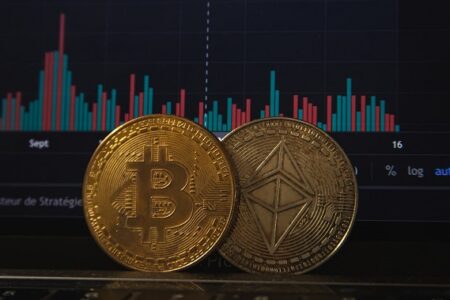 ETH 兑 BTC 匯率下跌近一年，十月的「以太幣期貨 ETF」能否扭轉頹勢？