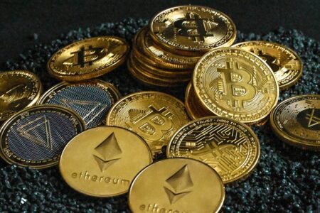 首檔 Solana 現貨 ETF 首日成交量達 3,300 萬美元、灰度數位大盤基金轉型 ETF 遭喊卡