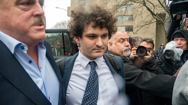 華爾街日報:FTX 創辦人 SBF 獄中用鯖魚換理髮服務,向獄警提供加密貨幣建議