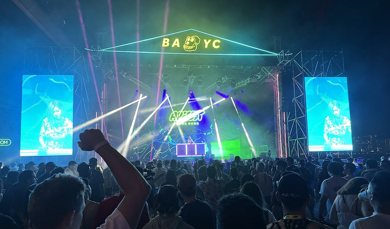 Yuga Labs 證實「ApeFest」問題出自 UV 燈,參與者稱「近乎失明」揚言提告