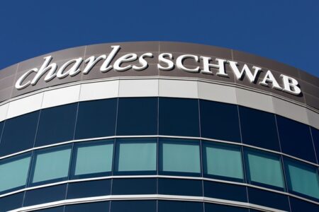 嘉信理財 Q3 業績優於預期，計劃 2026 年推出加密貨幣現貨交易服務