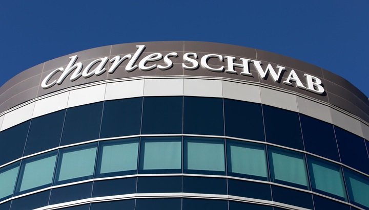 分析師預測嘉信理財可能推出更低費用的比特幣 ETF