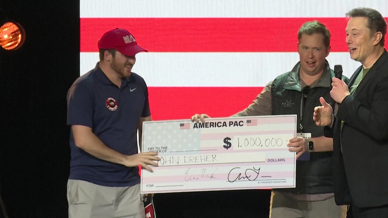 無視司法部警告,馬斯克繼續向搖擺州幸運選民發放 100 萬美元