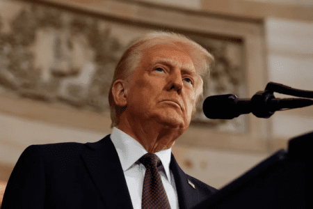 川普稱美中貿易戰是「現在進行式」，強調關稅是美國的防禦武器