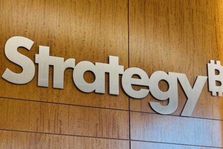 持倉單一、現金流不足！標普給予微策略「B-」信用評級，需連跳六級才能擺脫「垃圾債」級別