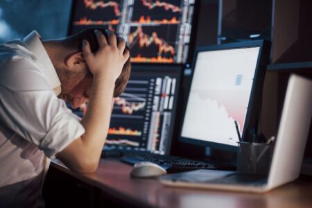 有人平多轉空、有人吸收「帶血籌碼」：比特幣十萬關口成市場分水嶺