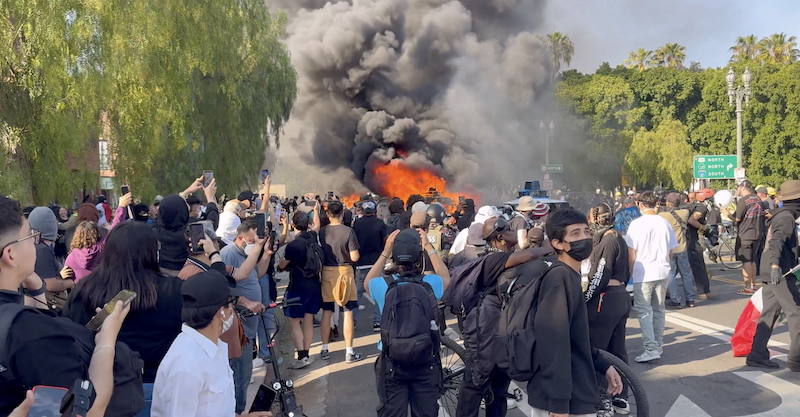 封路、燒車、催淚彈!川普強硬部署國民兵進駐洛杉磯引爆群眾怒火