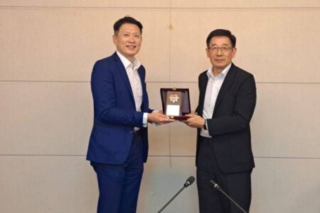 幣安執行長會晤臺灣刑警局，獲贈紀念徽以感謝其在犯罪防治上之協作 