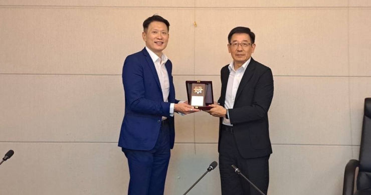 幣安執行長會晤臺灣刑警局,獲贈紀念徽以感謝其在犯罪防治上之協作