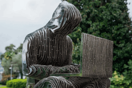 中本聰找到了！瑞士警方尋回失竊雕像，中本聰象徵為何遭破壞丟湖？