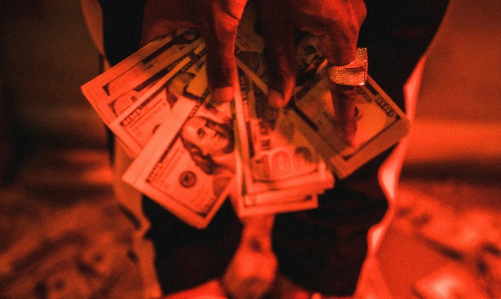 紐時：兩年 280 億美元「黑錢」流向大型交易所，幣安、OKX 皆在列