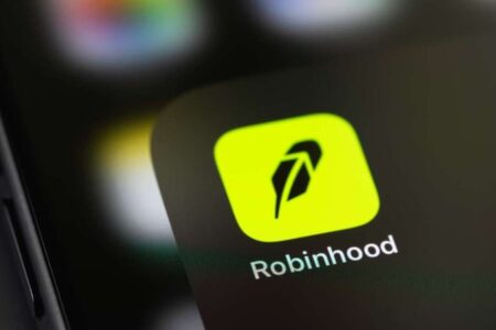 未獲授權將 190 家美股上鏈？AMC 執行長轟 Robinhood 違法，雙方執行長線上交鋒